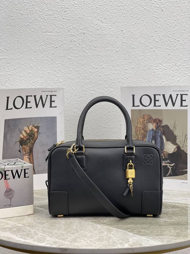 中号 Loewe罗意威 新品枕头包 Amazona 最初于 年代作为顶部提手软结构手袋推出 现在更新了精致的比例和细节 包括一个anagram 雕刻挂锁 此版本