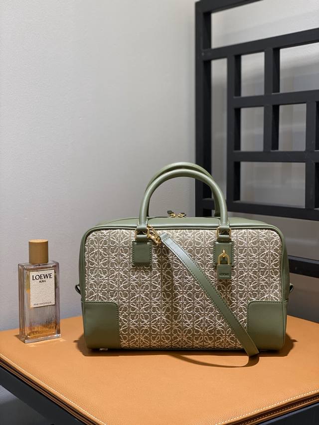 大号 Loewe罗意威 新品刺绣方形包 拥有46年历史的 包神 返老还童啦 经过轻微调整 大胆配色 重新演绎的amazono更年轻化了 高级的同时又有一丝文艺