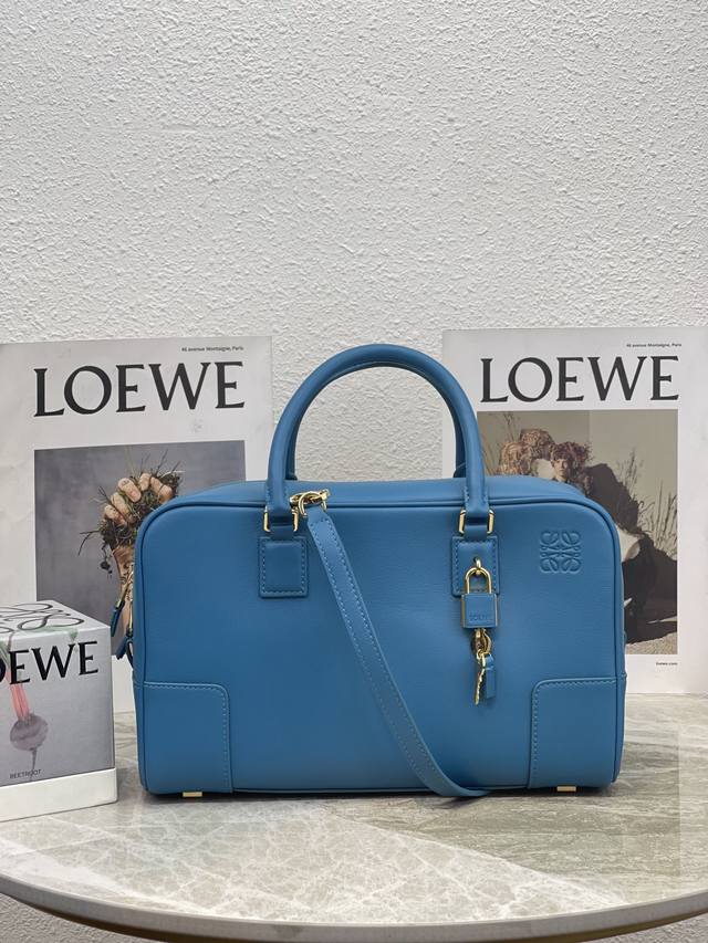 大号 Loewe罗意威 新品全皮方形包 拥有46年历史的 包神 返老还童啦 经过轻微调整 大胆配色 重新演绎的amazono更年轻化了 高级的同时又有一丝文艺