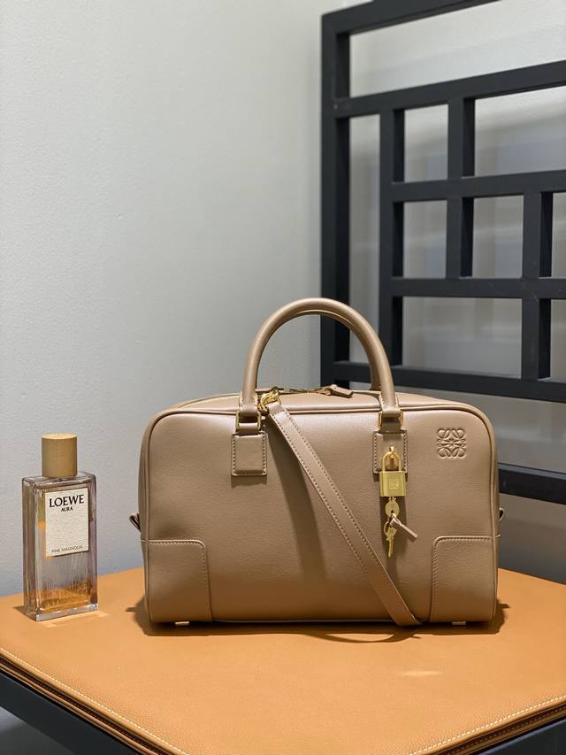 大号 Loewe罗意威 新品全皮方形包 拥有46年历史的 包神 返老还童啦 经过轻微调整 大胆配色 重新演绎的amazono更年轻化了 高级的同时又有一丝文艺