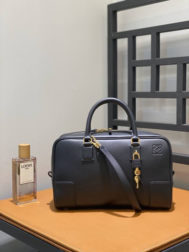 大号 Loewe罗意威 新品全皮方形包 拥有46年历史的 包神 返老还童啦 经过轻微调整 大胆配色 重新演绎的amazono更年轻化了 高级的同时又有一丝文艺