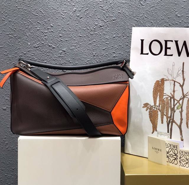 大号 Loewe罗意威 爆款 Puzzle 销量王大号几何包 全面升级专柜同步最新版本 男女通用 无敌大容量 日常 出游妥妥滴 专柜同步最新做法 接口 内里托全