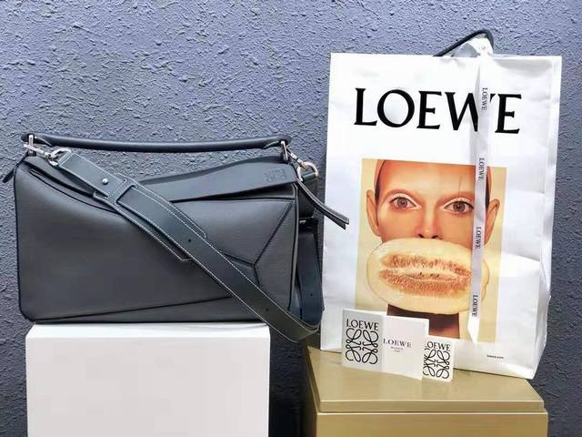 大号 Loewe罗意威 爆款 Puzzle 销量王大号几何包 全面升级专柜同步最新版本 男女通用 无敌大容量 日常 出游妥妥滴 专柜同步最新做法 接口 内里托全