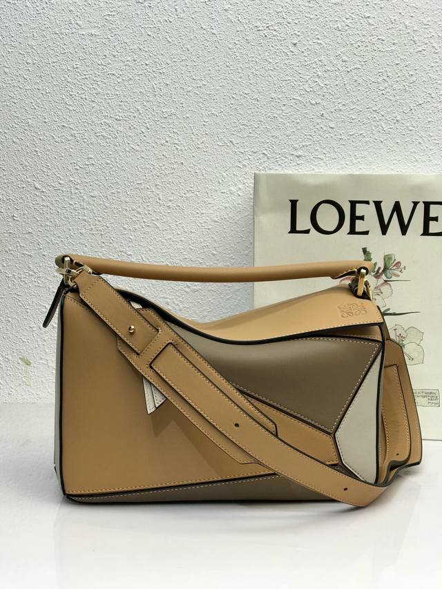 中号 Loewe罗意威 经典爆款 Puzzle 几何包中号 专柜同步最新做法 接口 内里托全皮 拼接宽肩带 底部钉 采用进口西班牙小牛皮摸上去温柔又舒适 皮料精