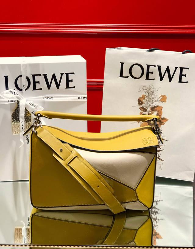 中号 Loewe罗意威 经典爆款 Puzzle 几何包中号 专柜同步最新做法 接口 内里托全皮 拼接宽肩带 底部钉 采用进口西班牙小牛皮摸上去温柔又舒适 皮料精