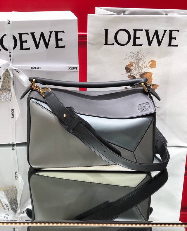 中号 Loewe罗意威 经典爆款 Puzzle 几何包中号 专柜同步最新做法 接口 内里托全皮 拼接宽肩带 底部钉 采用进口西班牙小牛皮摸上去温柔又舒适 皮料精