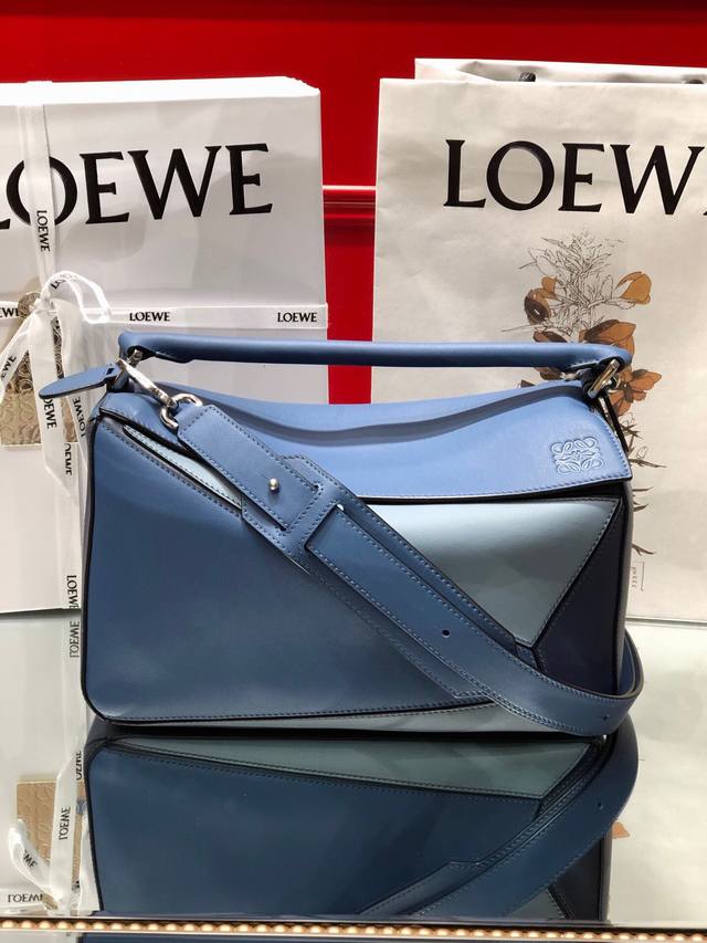 中号 Loewe罗意威 经典爆款 Puzzle 几何包中号 专柜同步最新做法 接口 内里托全皮 拼接宽肩带 底部钉 采用进口西班牙小牛皮摸上去温柔又舒适 皮料精