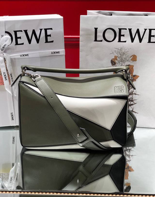 中号 Loewe罗意威 经典爆款 Puzzle 几何包中号 专柜同步最新做法 接口 内里托全皮 拼接宽肩带 底部钉 采用进口西班牙小牛皮摸上去温柔又舒适 皮料精