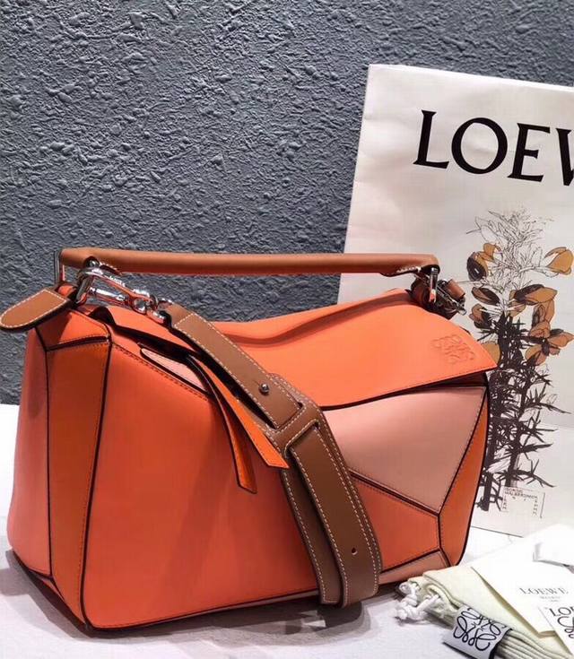 中号 Loewe罗意威 经典爆款 Puzzle 几何包中号 专柜同步最新做法 接口 内里托全皮 拼接宽肩带 底部钉 采用进口西班牙小牛皮摸上去温柔又舒适 皮料精