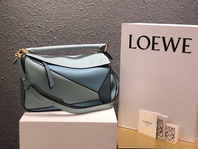 中号 Loewe罗意威 经典爆款 Puzzle 几何包中号 专柜同步最新做法 接口 内里托全皮 拼接宽肩带 底部钉 采用进口西班牙小牛皮摸上去温柔又舒适 皮料精