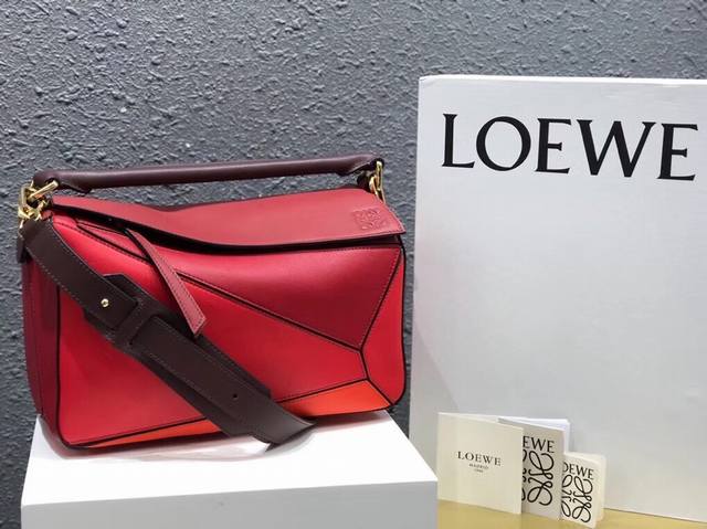 中号 Loewe罗意威 经典爆款 Puzzle 几何包中号 专柜同步最新做法 接口 内里托全皮 拼接宽肩带 底部钉 采用进口西班牙小牛皮摸上去温柔又舒适 皮料精