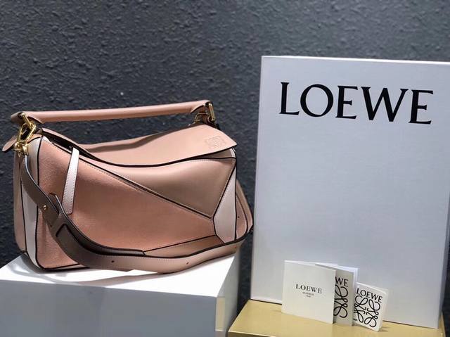 中号 Loewe罗意威 经典爆款 Puzzle 几何包中号 专柜同步最新做法 接口 内里托全皮 拼接宽肩带 底部钉 采用进口西班牙小牛皮摸上去温柔又舒适 皮料精