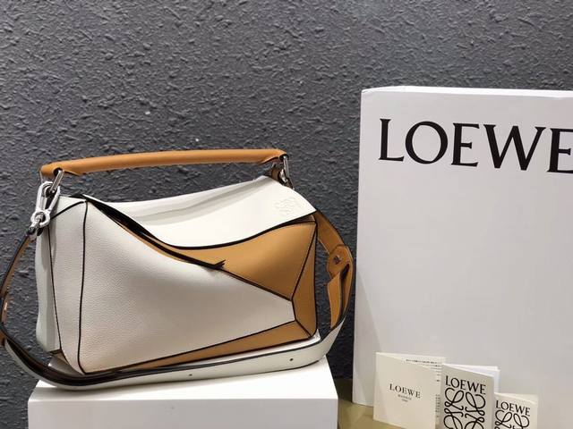 中号 Loewe罗意威 经典爆款 Puzzle 几何包中号 专柜同步最新做法 接口 内里托全皮 拼接宽肩带 底部钉 采用进口西班牙小牛皮摸上去温柔又舒适 皮料精