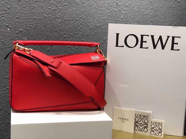 中号 Loewe罗意威 经典爆款 Puzzle 几何包中号 专柜同步最新做法 接口 内里托全皮 拼接宽肩带 底部钉 采用进口西班牙小牛皮摸上去温柔又舒适 皮料精