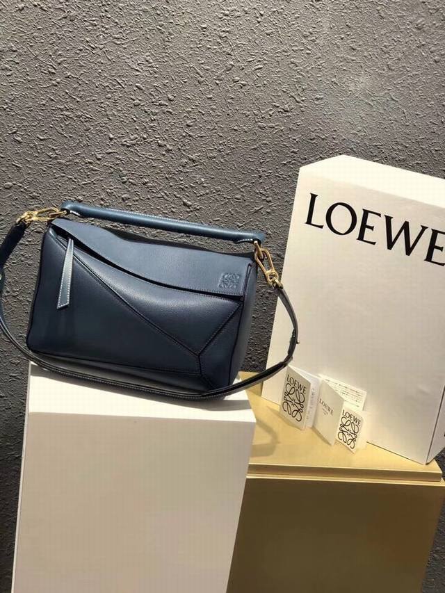 中号 Loewe罗意威 经典爆款 Puzzle 几何包中号 专柜同步最新做法 接口 内里托全皮 拼接宽肩带 底部钉 采用进口西班牙小牛皮摸上去温柔又舒适 皮料精