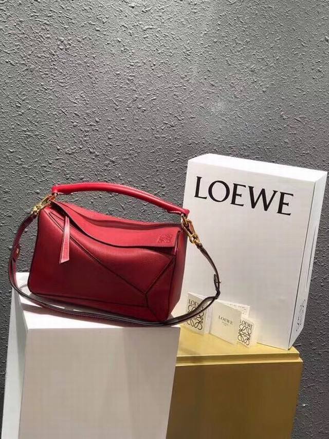 中号 Loewe罗意威 经典爆款 Puzzle 几何包中号 专柜同步最新做法 接口 内里托全皮 拼接宽肩带 底部钉 采用进口西班牙小牛皮摸上去温柔又舒适 皮料精