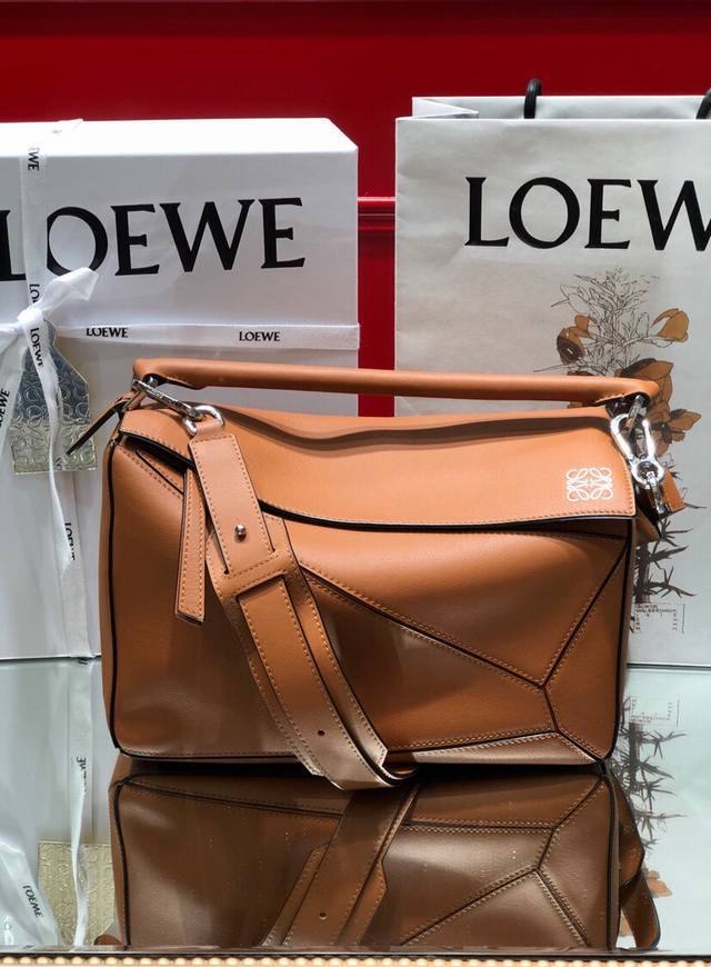 中号 Loewe罗意威 经典爆款 Puzzle 几何包中号 专柜同步最新做法 接口 内里托全皮 拼接宽肩带 底部钉 采用进口西班牙小牛皮摸上去温柔又舒适 皮料精