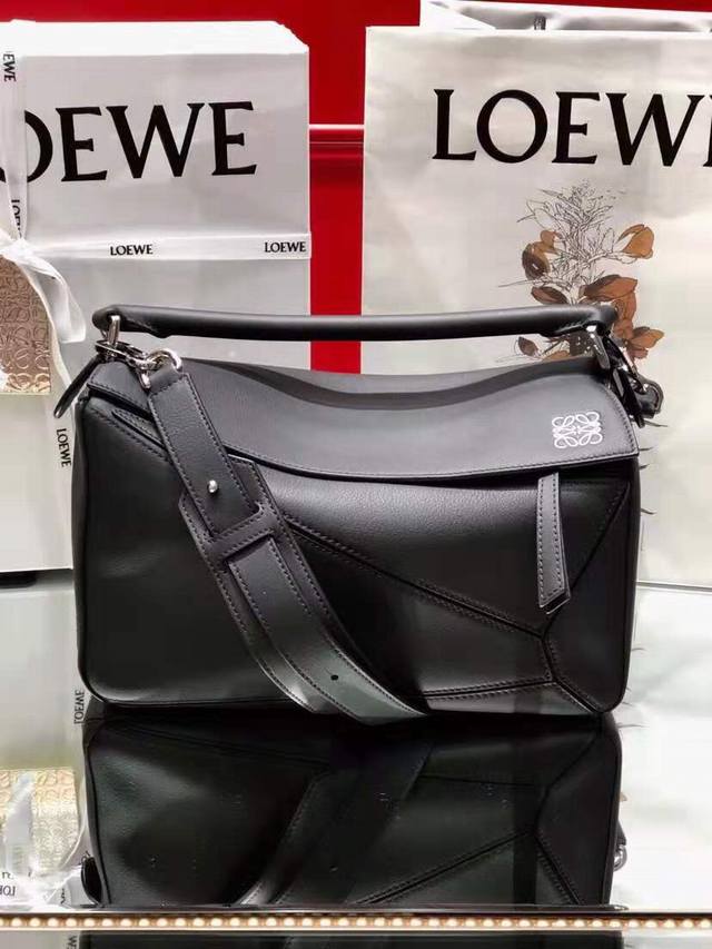 中号 Loewe罗意威 经典爆款 Puzzle 几何包中号 专柜同步最新做法 接口 内里托全皮 拼接宽肩带 底部钉 采用进口西班牙小牛皮摸上去温柔又舒适 皮料精