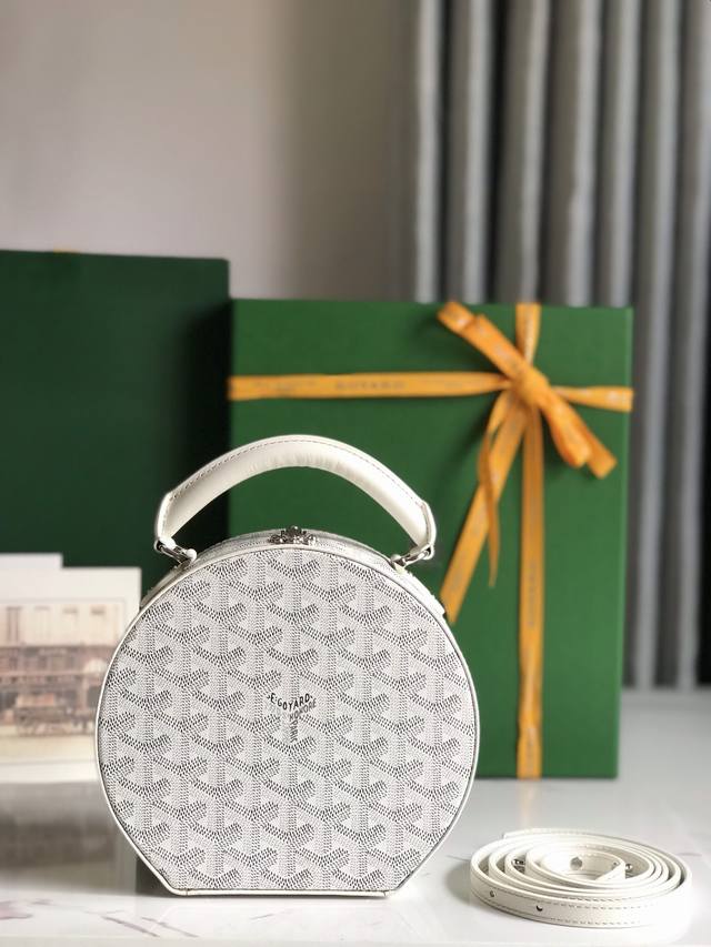 Goyard戈雅 新品goyard Alto 圆盒包 也是个帽盒包 Alto 包是极具代表性的经典帽盒包且结合了goyard箱具制作工艺的精髓 白杨木质框架 圆