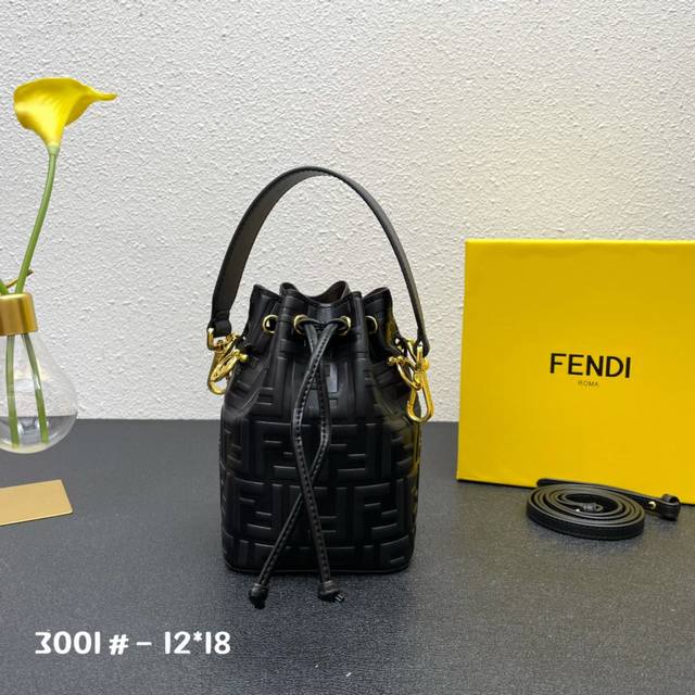 原版配盒子 Fend 小水桶包来囖 受众多明星喜爱 网红主播青睐 芬迪 Fendi 最受欢迎小 Mini 水桶包 最近大热的双f元素 牛皮彩印压花 原版五金 品