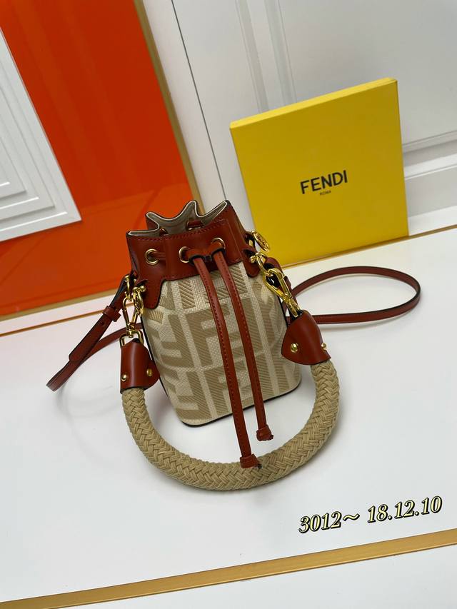 Fendi Mon Tresor浅蓝色牛仔布迷你手袋 饰有ff刺绣水桶包 浅蓝色牛仔材质 饰有同色系浮凸ff图案刺绣 棕色皮革饰边 牛仔布衬里 配有金色饰面金属