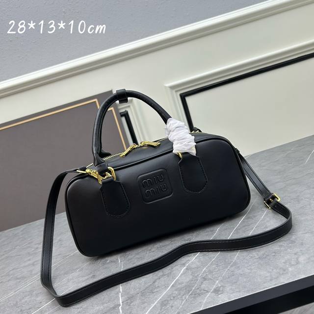 中号 Miumiu新款小手提甜美又少女 包包小巧精致 仿佛是奢华的精致宝藏 迷你小巧尺寸融合了时尚的设计 将高贵的千金氛围尽情展现包身的甜美小巧长款设计 不仅时