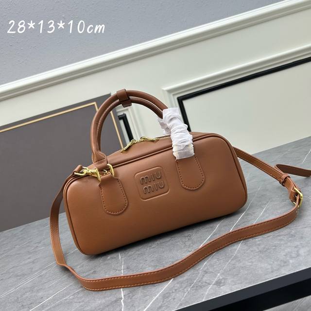 中号 Miumiu新款小手提甜美又少女 包包小巧精致 仿佛是奢华的精致宝藏 迷你小巧尺寸融合了时尚的设计 将高贵的千金氛围尽情展现包身的甜美小巧长款设计 不仅时