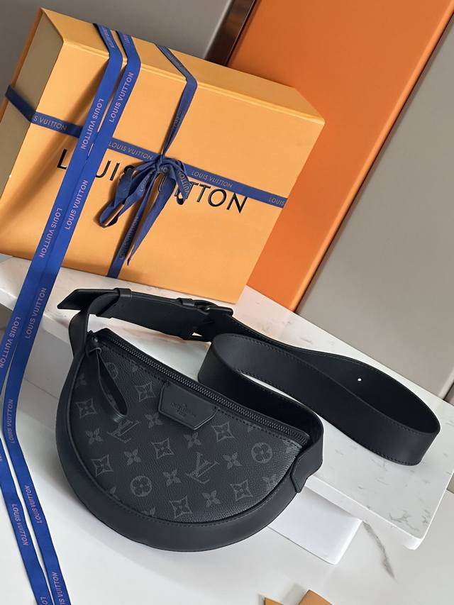 顶级原单原版开发 全钢五金本款 Lv Moon Crossbody 手袋以 Monogram Eclipse 涂层帆布搭配皮革饰边和肩带 考究俊逸气息不言而喻