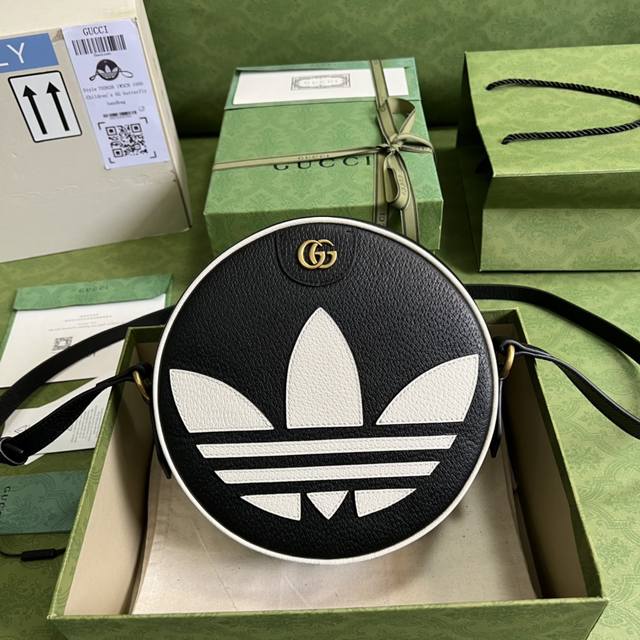 配全套原厂绿盒包装 Gg作为adidasxgucci联名系列之一 这款ophidia系列肩背包饰有trefoil贴饰 融汇两个品牌丰富且历史悠久的典藏元素 Ad