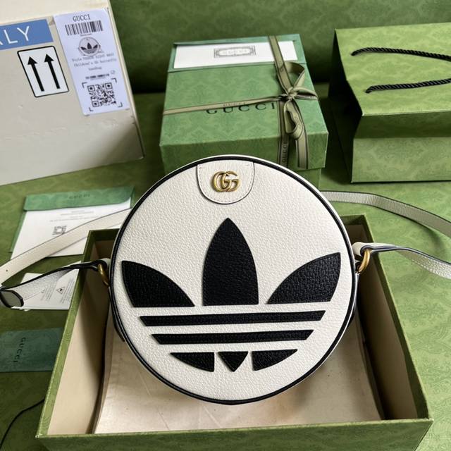 配全套原厂绿盒包装 Gg作为adidasxgucci联名系列之一 这款ophidia系列肩背包饰有trefoil贴饰 融汇两个品牌丰富且历史悠久的典藏元素 Ad