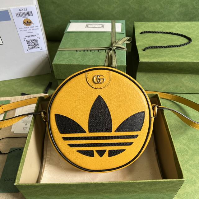 配全套原厂绿盒包装 Gg作为adidasxgucci联名系列之一 这款ophidia系列肩背包饰有trefoil贴饰 融汇两个品牌丰富且历史悠久的典藏元素 Ad