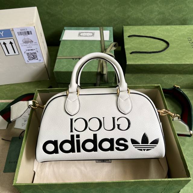 配全套原厂绿盒包装 Adidas X Gucci联名系列迷你旅行包 作为adidas X Gucci联名系列之一 这款迷你旅行包饰有 Gucci Adidas