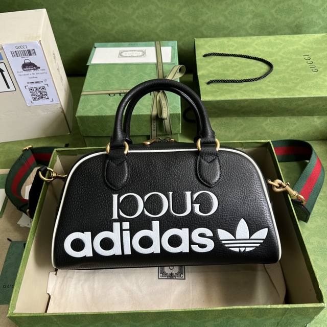 配全套原厂绿盒包装 Adidas X Gucci联名系列迷你旅行包 作为adidas X Gucci联名系列之一 这款迷你旅行包饰有 Gucci Adidas