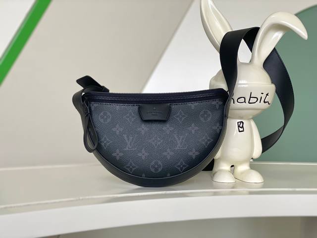 海原外单 独实家拍 M23 本款 Lv Moon Crossbody 手袋以 Monogram Eclipse 涂层帆布搭配皮革饰边和肩带 考究俊逸气息不言而喻