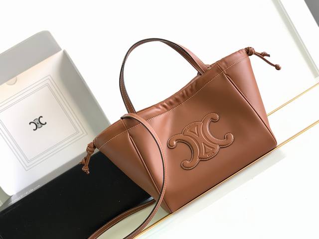 Celine 小号光滑牛皮革抽绳包最新mini Cuir Cabas 早春新品 全皮浮雕凯旋门mini Tote 复古焦糖色 四季百搭 小号可可爱爱 柔软牛皮质