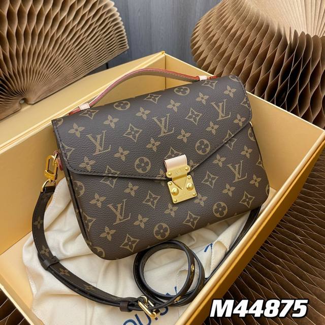 内部价p 顶级原单 独家背景 款号 M44 老花 邮差包pochette M tis 手袋 Pochette M tis 手袋小巧的造型散发出优雅的气息 采用柔