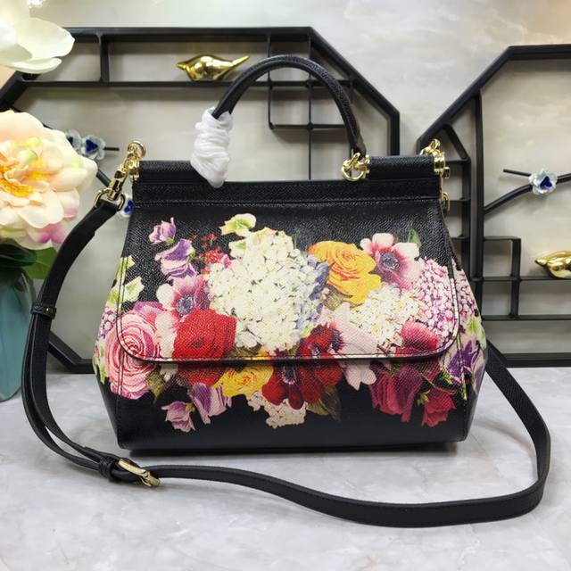 Dolce Gabbana 杜嘉班纳 可斜挎 配镜子 海外代购专用品 有范有气场全新包型 任何搭配都可以只要有一颗时尚的心何时何地都可以留住清楚dg每一次展现总