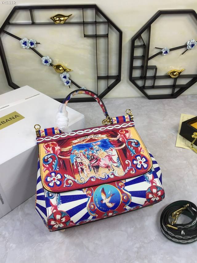 Dolce Gabbana 杜嘉班纳 明星同款斜挎包 可斜挎 配镜子 海外代购专用品 有范有气场全新包型 任何搭配都可以只要有一颗时尚的心何时何地都可以留住清楚