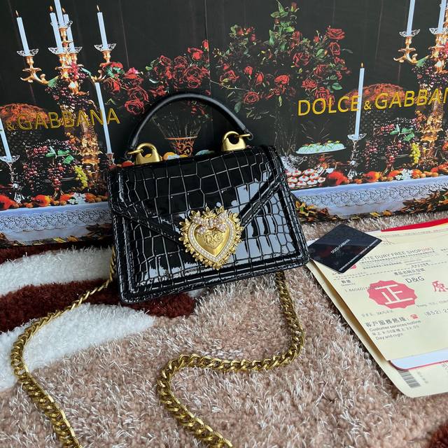 Dolce Gabbana 杜嘉班纳 链条手提斜挎包款号 6613鳄鱼纹 原单 细腻手工制造 进口牛皮配以原厂五金包身顶部纯手工油边众多明星的最爱 可斜挎 海外