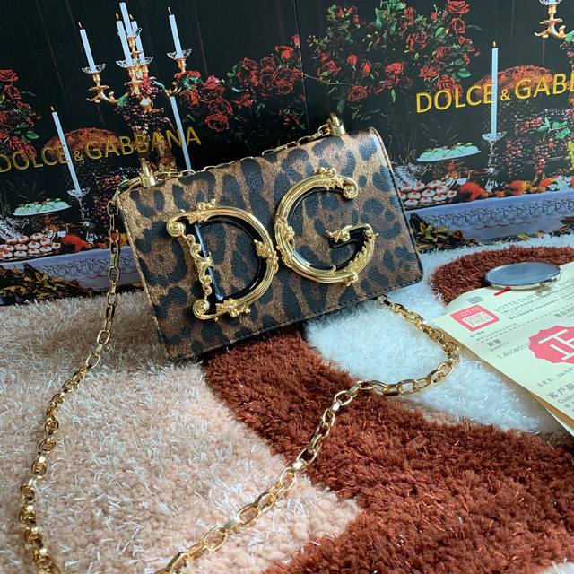 Dolce Gabbana 杜嘉班纳 顶级原单 细腻手工制造 系列斜挎包 采用进口原材料 正面点缀树脂底镀真金dg徽标 正面翻盖采用隐藏式磁扣开合 固定电镀钌链