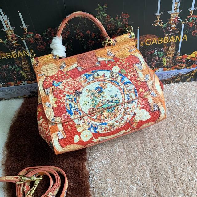 Dolce Gabbana 杜嘉班纳 明星同款斜挎包 可斜挎 配镜子 海外代购专用品 有范有气场全新包型 任何搭配都可以只要有一颗时尚的心何时何地都可以留住清楚