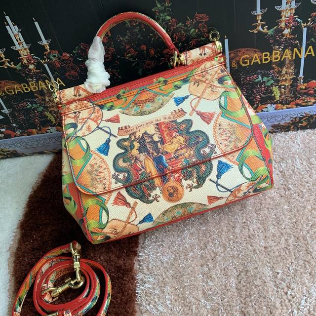 Dolce Gabbana 杜嘉班纳 明星同款斜挎包 可斜挎 配镜子 海外代购专用品 有范有气场全新包型 任何搭配都可以只要有一颗时尚的心何时何地都可以留住清楚