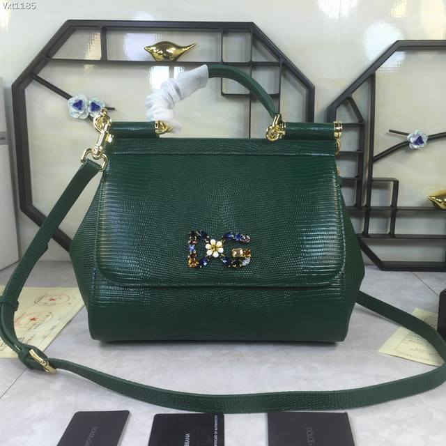 中号 Dolce Gabbana 杜嘉班纳 彩钻蜥蜴纹斜挎包 原单 完美袋形 进口头层蜥蜴纹牛皮 定制真空高电镀五金 百搭款包型 手提斜挎都适合任何场合 华丽足