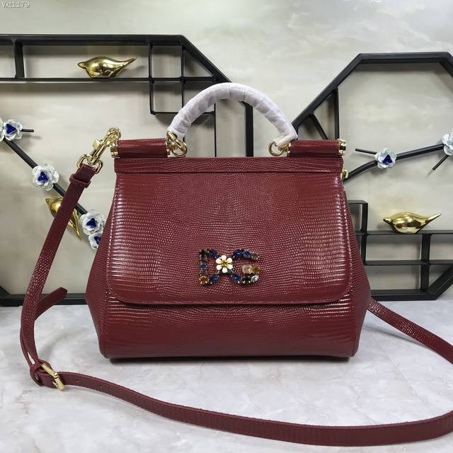 中号 Dolce Gabbana 杜嘉班纳 彩钻蜥蜴纹斜挎包 原单 完美袋形 进口头层蜥蜴纹牛皮 定制真空高电镀五金 百搭款包型 手提斜挎都适合任何场合 华丽足