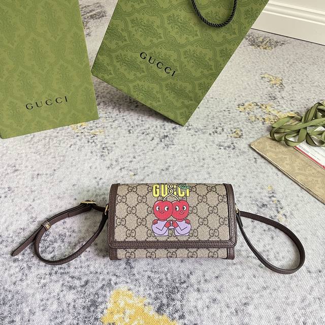 Gucci新款专柜品质 顶级原单货 实物实拍 款号 733啡棕樱桃尺寸 宽18X高12X侧宽5 出货啦