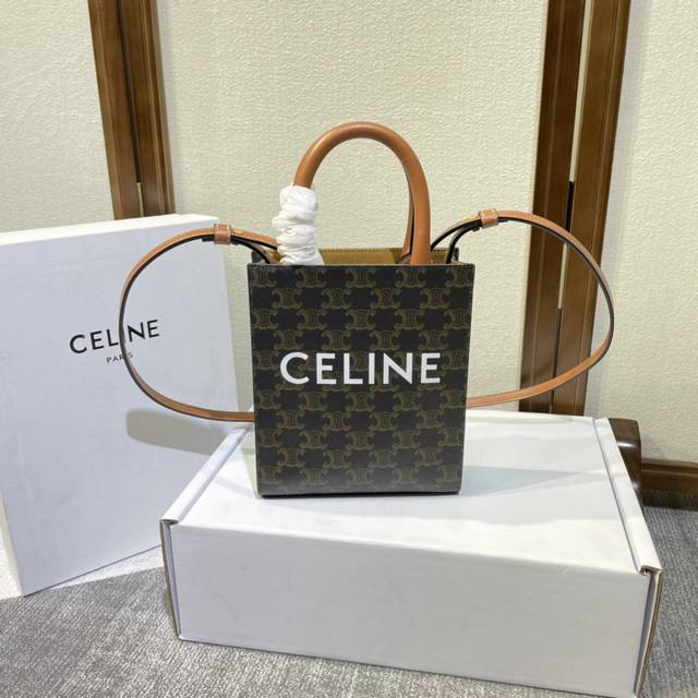 Celine Triomphe Mini Cabas 搭配小精灵 Cp最强阵容简直不要太可爱啦啦 涉猎广众仙姐姐 停止不了的魅力 款号 194372 Pvc 棕