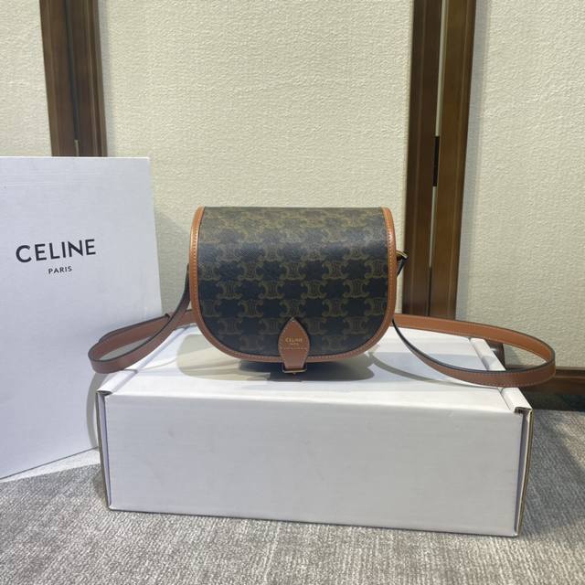 Celine Folco 秋冬新品 延续凯旋门 复古斜挎 耐看经典印花一点都不老套 还带着轻巧小俏皮 耐装耐磨 象征性的 结构简约 肩带长度可调节 款号 19