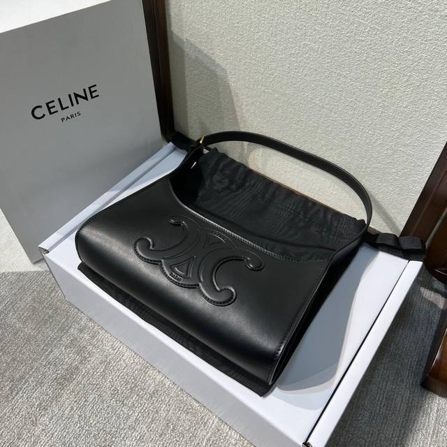 Celine 2022春夏新品出货 新款腋下包简直不要把气质拿捏得妥妥的 时髦精不可错过的款式非常精致大气还有一点就是高矮个子都可以驾驭 主要牛皮也很耐用哦 内