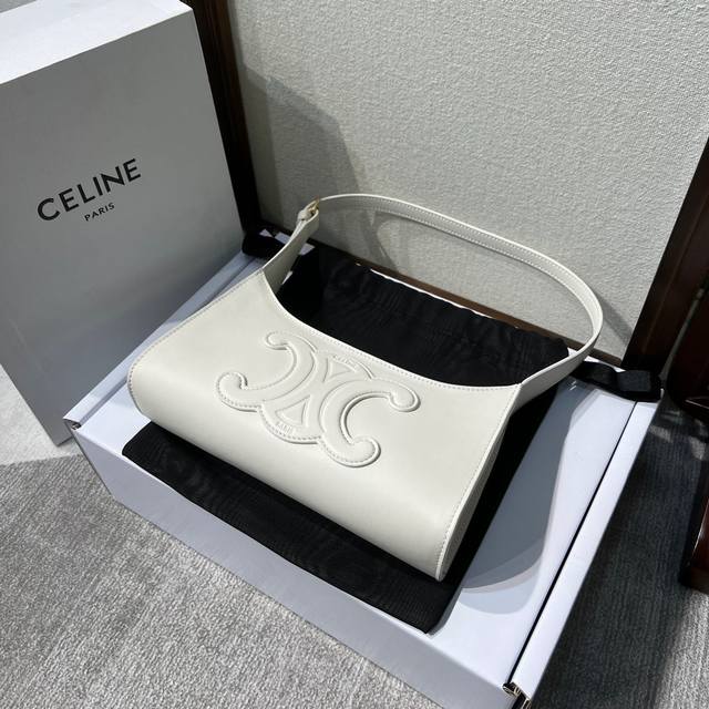 Celine 2022春夏新品出货 新款腋下包简直不要把气质拿捏得妥妥的 时髦精不可错过的款式非常精致大气还有一点就是高矮个子都可以驾驭 主要牛皮也很耐用哦 内