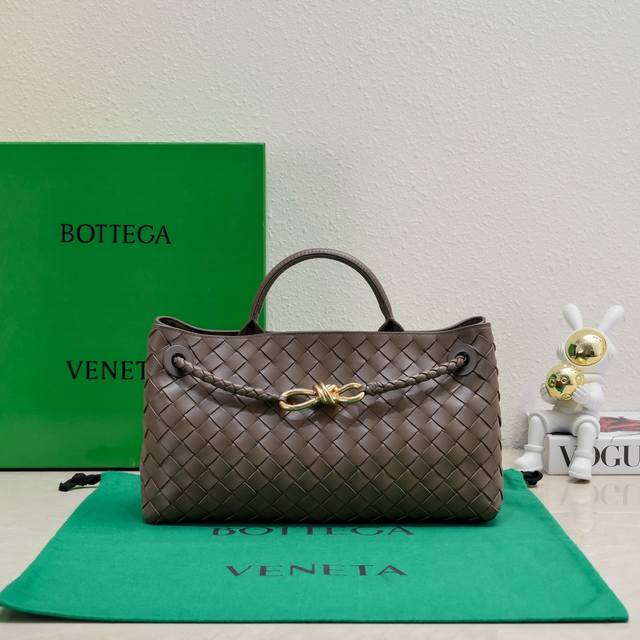 Bottega Veneta 新品横款andiamo手袋 众多明星同款 经典的全身皮革编织搭配金色绳结扣 够沉稳也够潇洒 整体皆由nappa羊皮革制成 舒适柔软